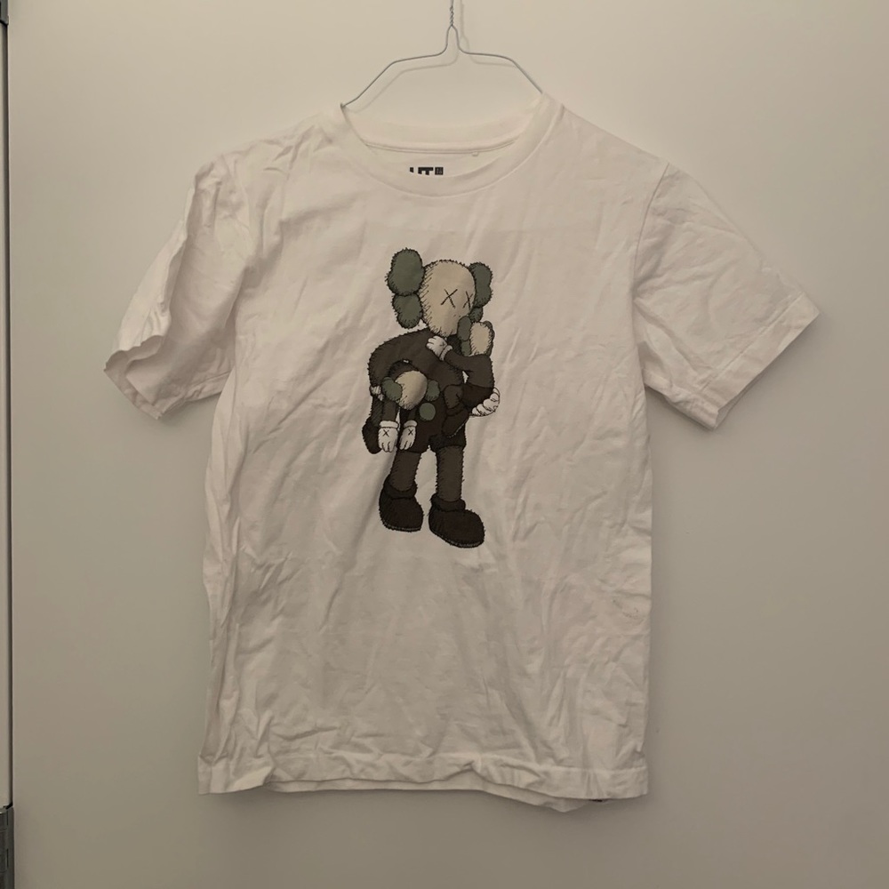 Uniqlo x kaws tshirt, size xs